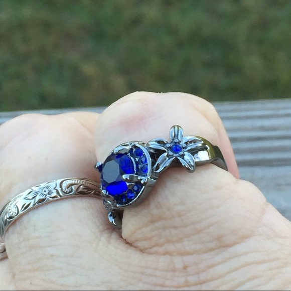 Blue Sapphire flower floral black gold fashion ring - Picture 8 of 8